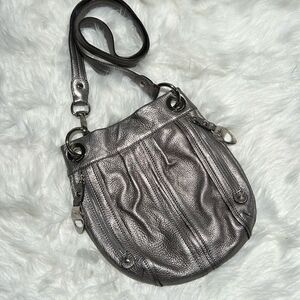 B MAKOWSKY SILVER METALLIC LEATHER CROSSBODY BAG‎ PURSE B94